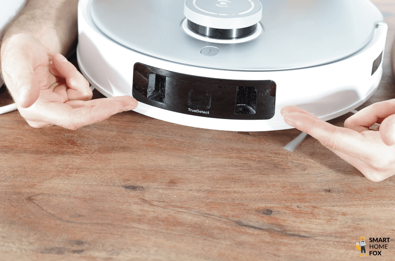 Die True Detect 3D Hinderniserkennung des DEEBOT T20 OMNI ist von vorne zu sehen.